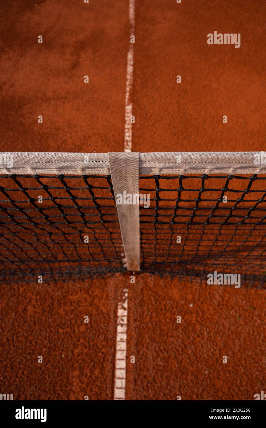 Bokeh su rete da tennis su campo di argilla rossa Foto Stock