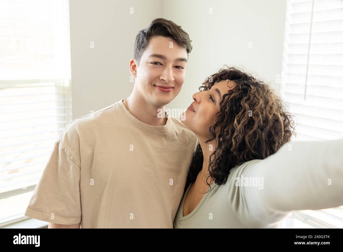 Una coppia sorridente condivide un selfie intimo e tenero Foto Stock