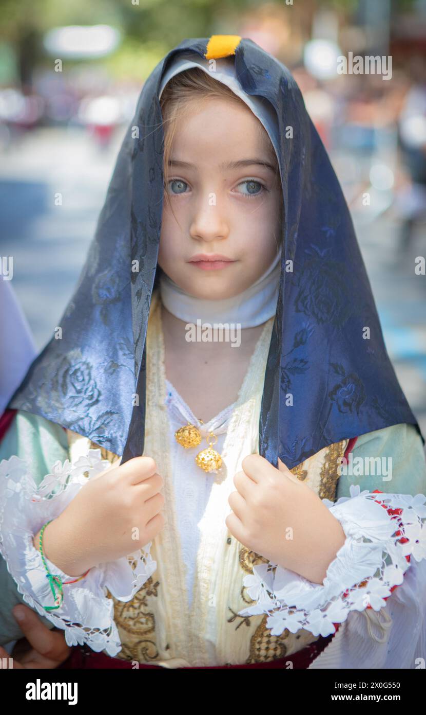 NUORO, ITALIA - 2017 LUGLIO 16 - abito tradizionale sardo indossato da belle ragazze Foto Stock