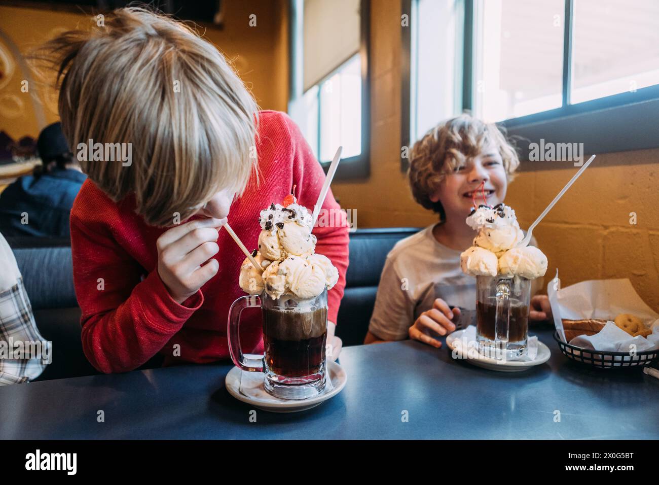 Ragazzi preadolescenti al St. Ristorante Louis che beve il gigante rootbeer flo Foto Stock