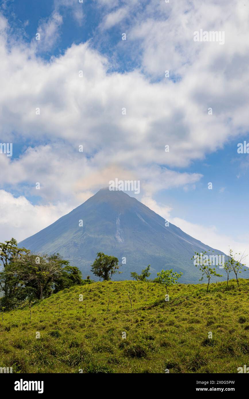 Landscpae con il vulcano Arenal vicino alla piccola città la fortuna in Costa Rica America centrale Foto Stock