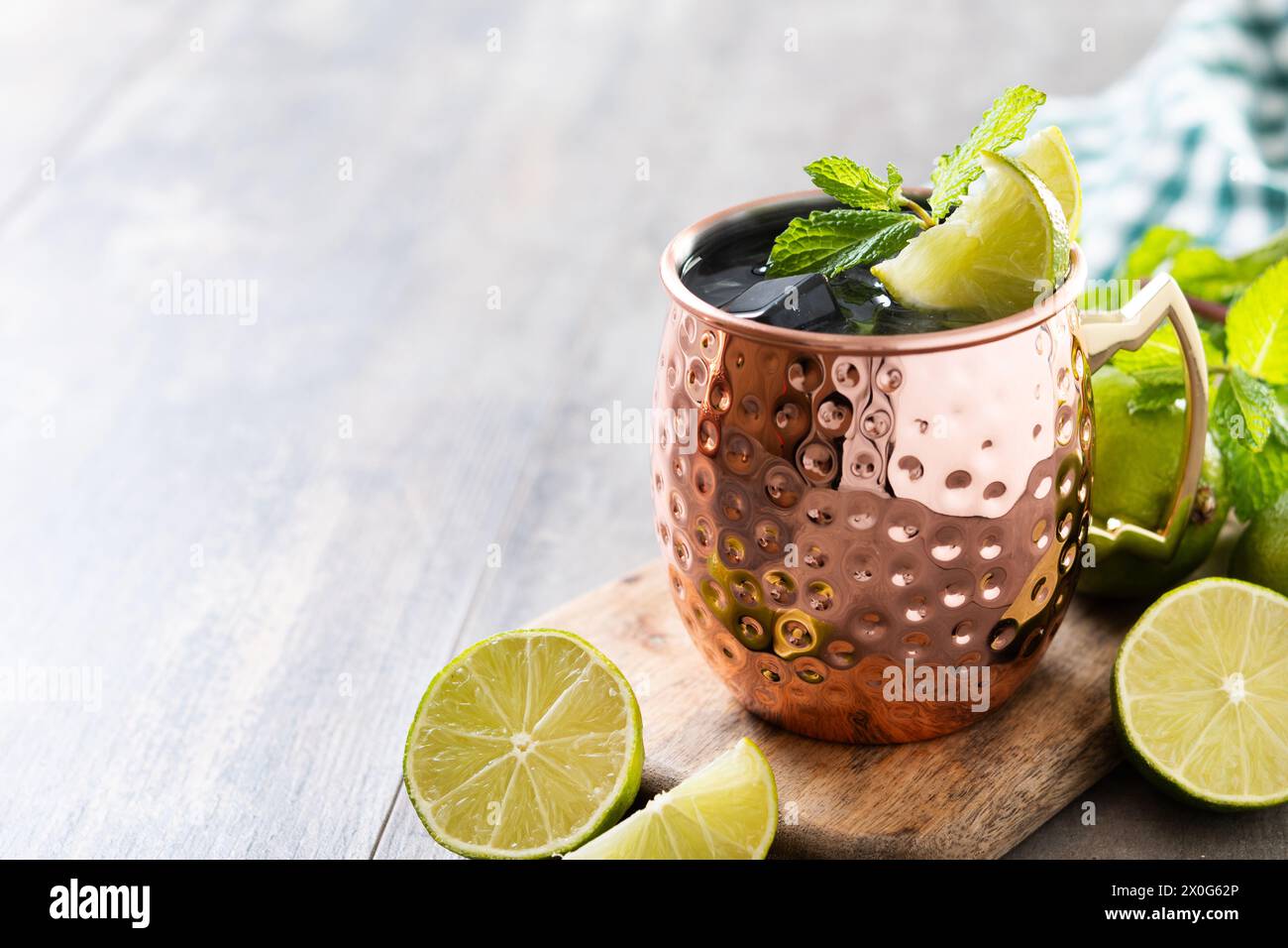 Cocktail Moscow Mule di sidro di mele su un tavolo di legno Foto Stock