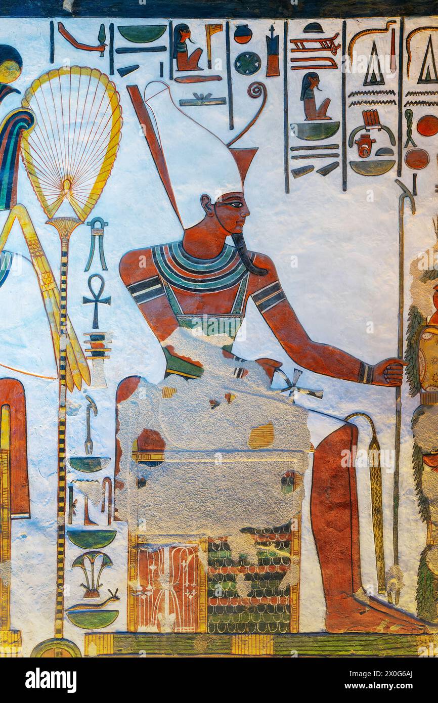 Primo piano di un dipinto colorato nella tomba della regina Nefertari nella Valle delle Regine, sponda occidentale di Luxor, Egitto Foto Stock