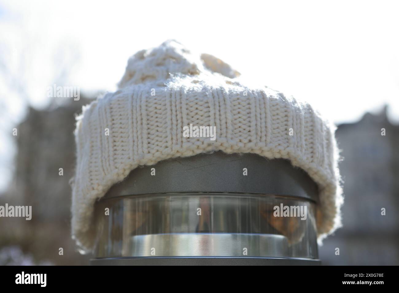 Cappello bianco in lana su un concetto post-caldo, mantenere caldo l'inverno, riscaldamento Foto Stock