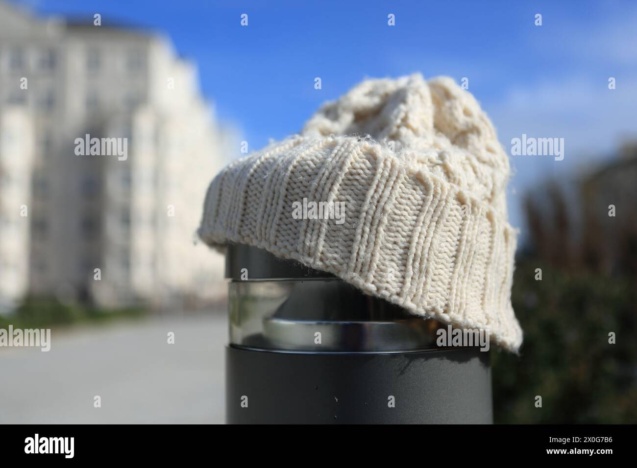 Cappello bianco di lana su un concetto post-caldo, mantenere caldo l'inverno, riscaldamento costo della vita crisi Foto Stock