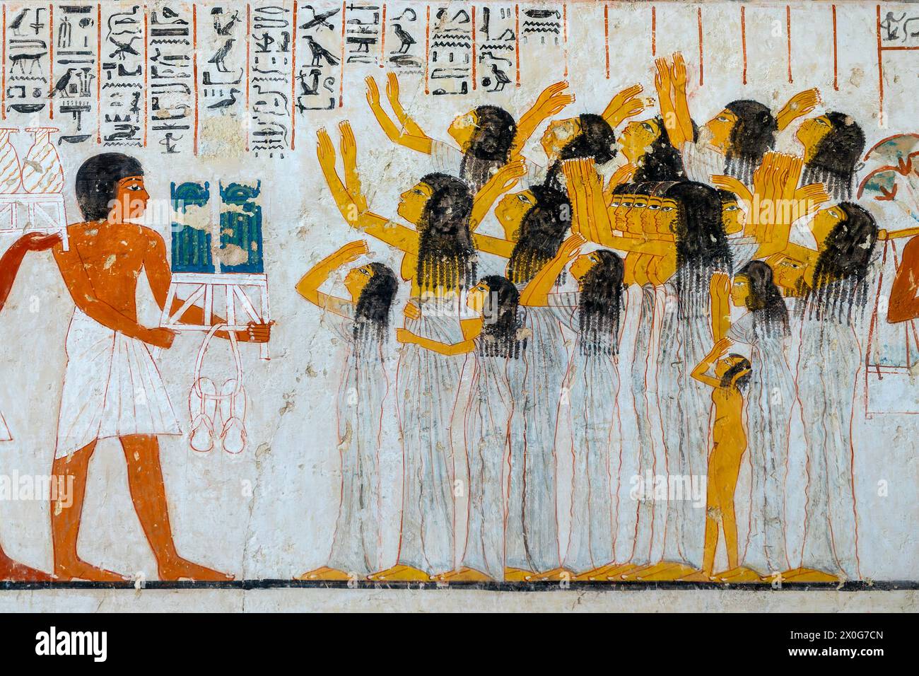 Primo piano di un dipinto colorato nella tomba di Ramose nella Valle dei Nobili, sponda occidentale di Luxor, Egitto Foto Stock