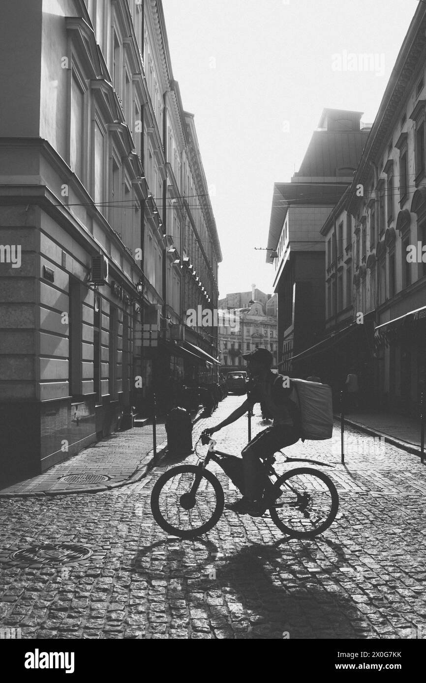 Cupola della chiesa con una croce. Città di Leopoli Bandiera dell'Ucraina. Foto di alta qualità Foto Stock