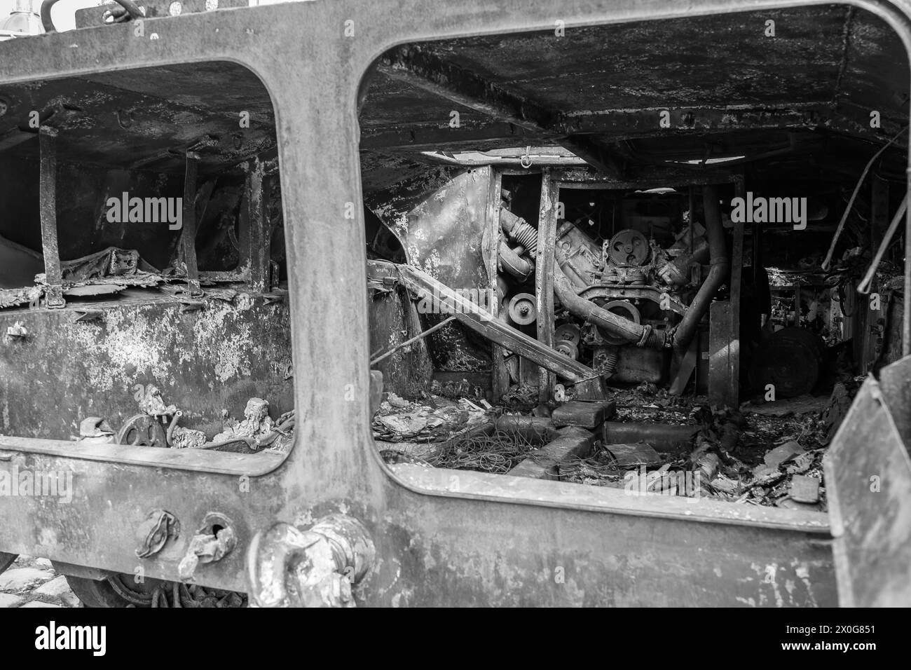 Cupola della chiesa con una croce. Città di Leopoli Bandiera dell'Ucraina. Foto di alta qualità Foto Stock
