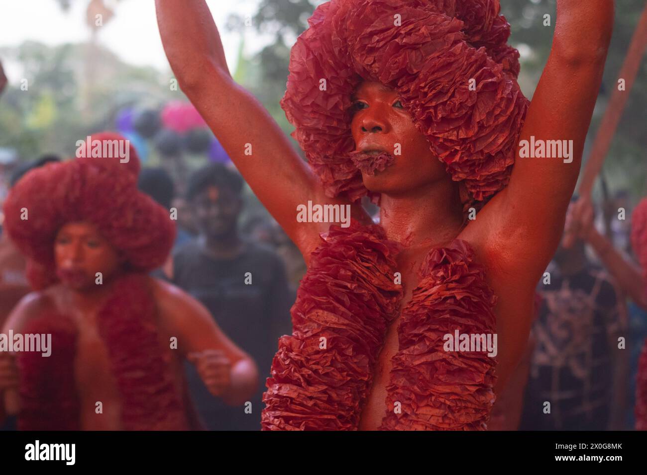 Munshiganj, Dacca, Bangladesh. 12 aprile 2024. I devoti indù hanno preso parte al festival annuale Lal Kach (vetro rosso) a Munshiganj, Bangladesh. Durante il festival Hindu Lal Kach, bambini e uomini si dipingono di colore rosso e partecipano a una processione con spade mentre mostrano il potere contro il male e accolgono il nuovo anno Bengalese. Il festival di Lal Kach è ben noto per la comunità locale da più di cento anni. Credito fotografico: ZUMA Press/Alamy Live News Foto Stock