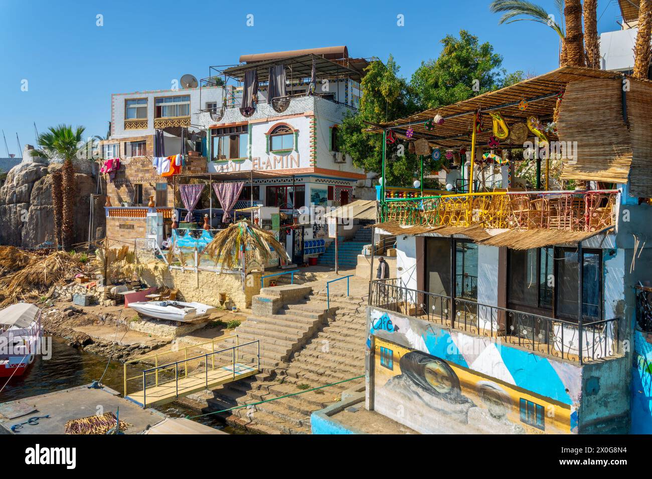 Ristoranti e case nubiane colorate sull'isola Elefantina, paesaggio urbano ad Assuan, Egitto Foto Stock