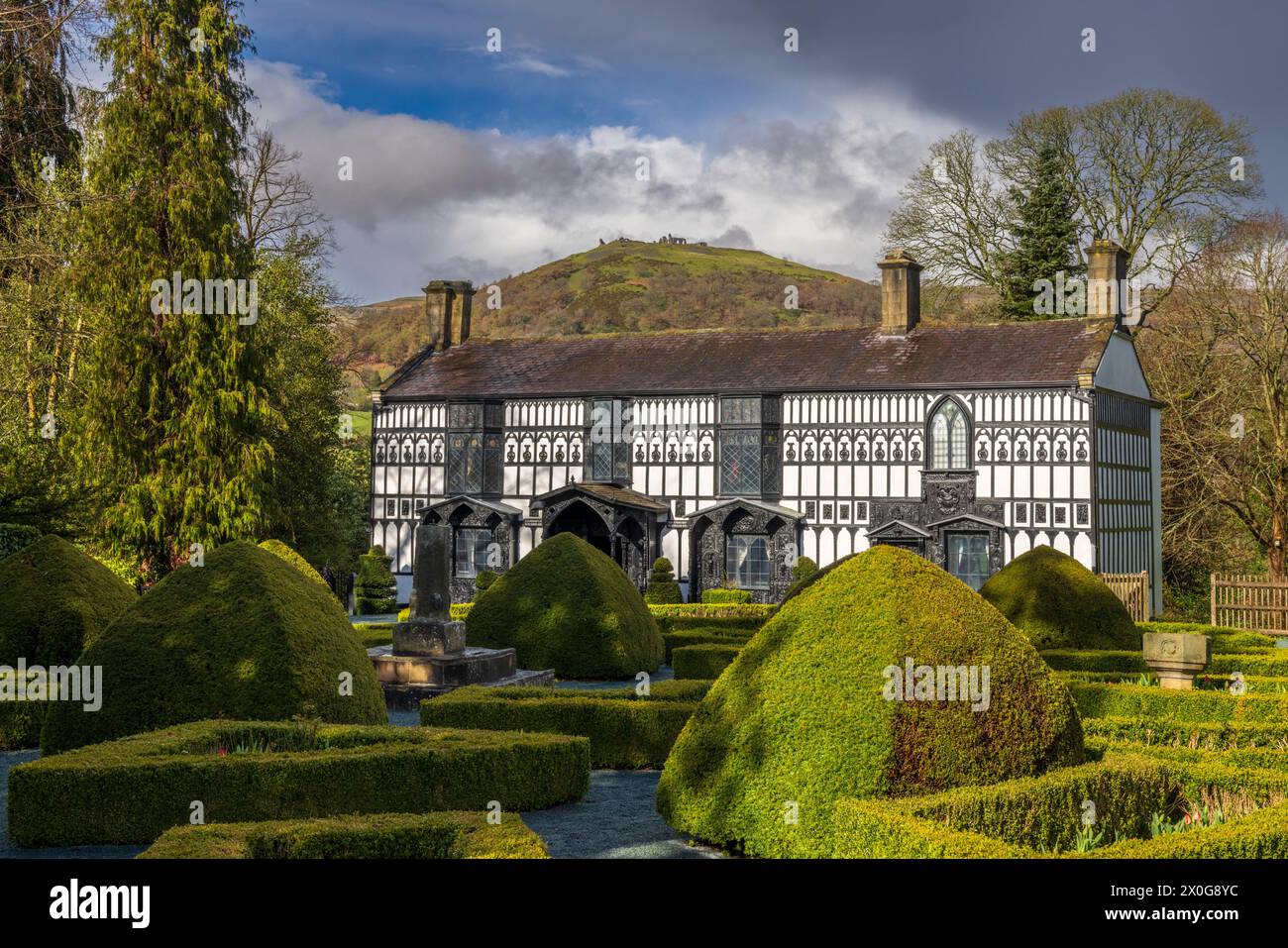 Plas Newydd a Llangollen con il castello di Dinas Bran sullo sfondo, Galles del Nord Foto Stock