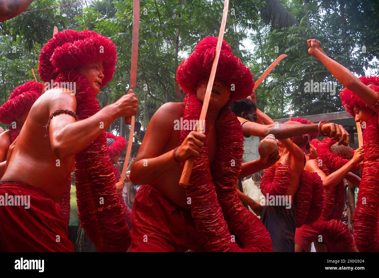 Munshiganj, Dacca, Bangladesh. 12 aprile 2024. I devoti indù hanno preso parte al festival annuale Lal Kach (vetro rosso) a Munshiganj, Bangladesh. Durante il festival Hindu Lal Kach, bambini e uomini si dipingono di colore rosso e partecipano a una processione con spade mentre mostrano il potere contro il male e accolgono il nuovo anno Bengalese. Il festival di Lal Kach è ben noto per la comunità locale da più di cento anni. Credito fotografico: ZUMA Press/Alamy Live News Foto Stock