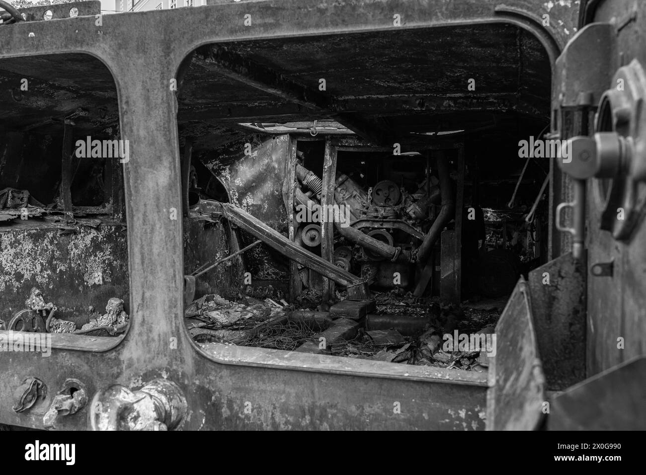 Cupola della chiesa con una croce. Città di Leopoli Bandiera dell'Ucraina. Foto di alta qualità Foto Stock