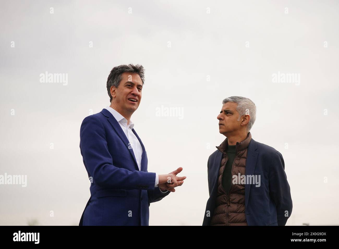 Il sindaco di Londra Sadiq Khan (a destra) e il segretario ombra per l'energia ed Miliband parlano insieme durante una visita alla Stoke Newington School nel nord di Londra, per annunciare un nuovo piano d'azione per il clima per Londra. Data foto: Venerdì 12 aprile 2024. Foto Stock