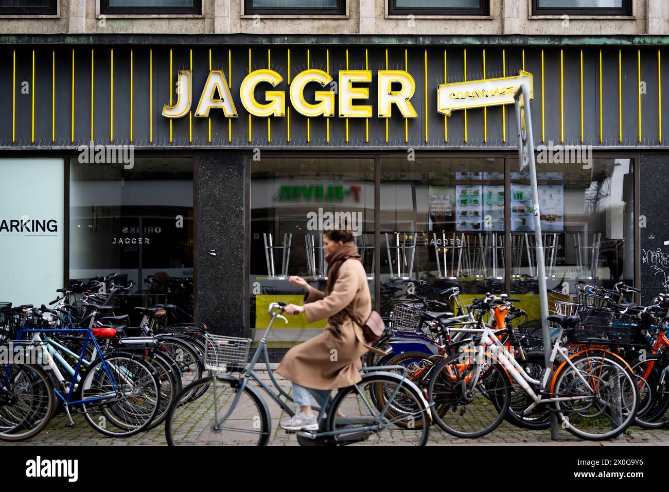 La catena di hamburger Jagger a Raadhuspladsen a Copenaghen, Danimarca, venerdì 12 aprile 2024. La catena di hamburger ha 18 ristoranti a Copenhagen. La catena danese di hamburger Jagger è finita in una disputa con Mick Jagger, frontman della band Rolling Stones. Ciò risulta dai documenti del caso dell'autorità europea per i brevetti e i marchi, secondo i media danesi Boersen. Secondo i media, la catena di hamburger sta cercando di ottenere il diritto esclusivo di vendere hamburger e gestire ristoranti con questo nome. Ma l'azienda dietro le setole dei Rolling Stones. La catena di hamburger ha visto la luce nel 201 Foto Stock