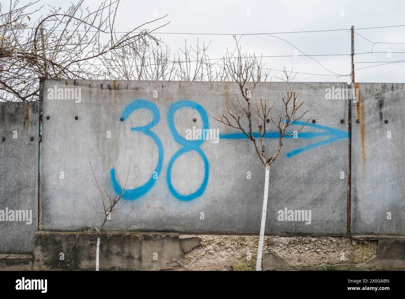 Un muro con il numero 38 e una freccia in blu. Chisinau. Capitale della Repubblica moldova. Patricia Huchot-Boissier / Collectif DyF Foto Stock