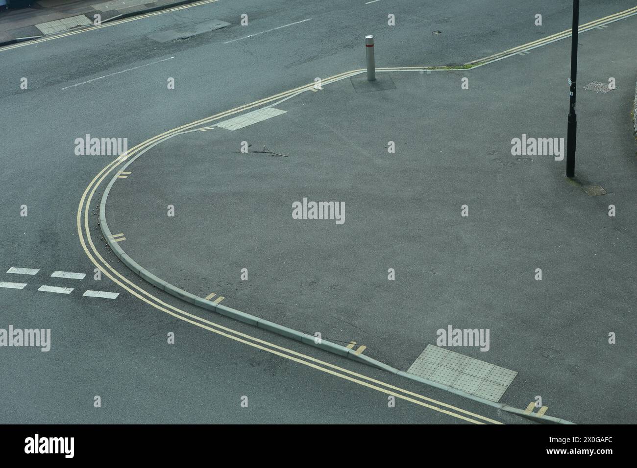 Segnaletica orizzontale e pavimentazione con linee bianche marciapiede e linee gialle pavimentazioni tattili Foto Stock
