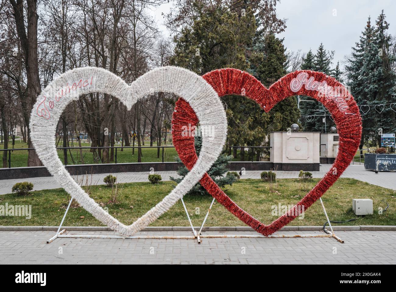 Decorazione di due cuori giganti all'ingresso di un parco del centro città. Chisinau. Patricia Huchot-Boissier / Collectif DyF Foto Stock