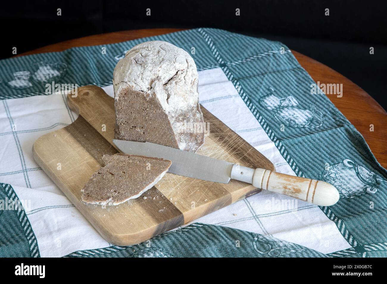 Broa de Avintes, pane tradizionale di Vila de Avintes, Vila Nova de Gaia, Portogallo. Pane scuro con farina di mais, segale e orzo. Foto Stock
