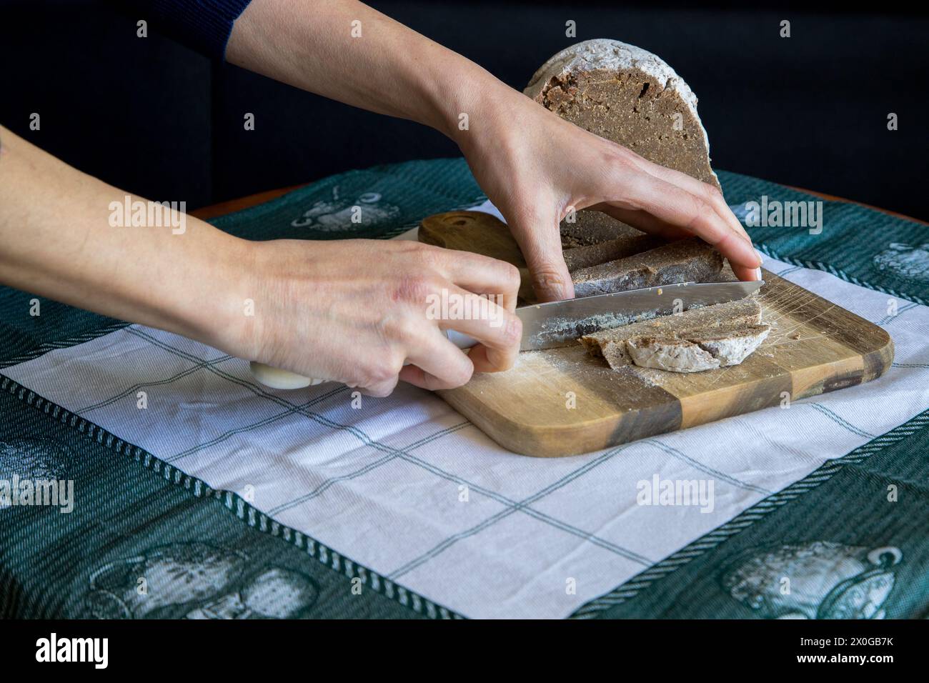 Broa de Avintes, pane tradizionale di Vila de Avintes, Vila Nova de Gaia, Portogallo. Pane scuro con farina di mais, segale e orzo. Foto Stock