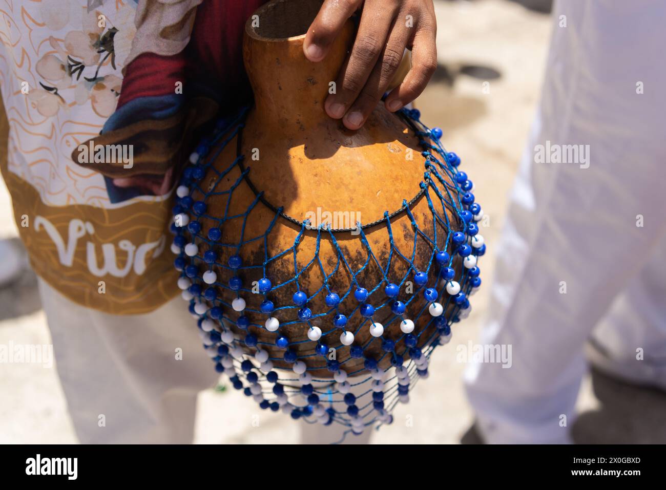 Mani che tengono in mano lo strumento a percussione. Musica africana. Foto Stock