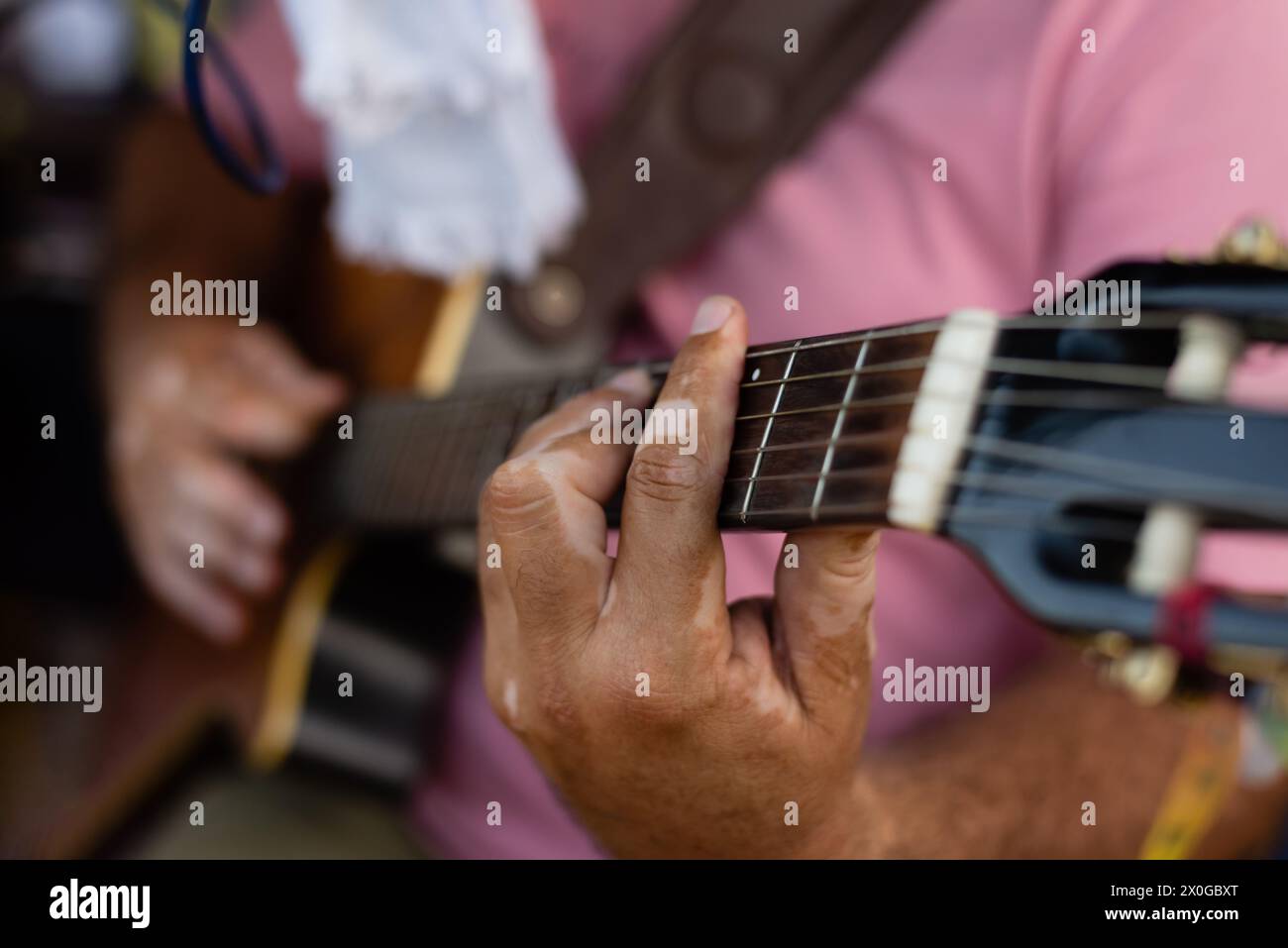 Dettaglio delle mani che suonano una chitarra con corde di nylon. Musicista professionista. Foto Stock