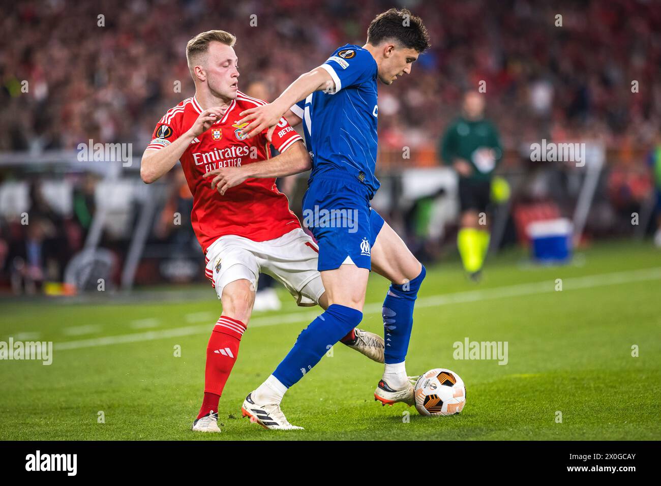 Lisbona, Portogallo. 11 aprile 2024. Casper Tengstedt della SL Benfica (L) con Leonardo Balerdi dell'Olympique de Marseille (R) in azione durante la partita di andata dei quarti di finale di UEFA Europa League tra SL Benfica e Olympique de Marseille all'Estadio da Luz di Lisbona. (Punteggio finale: SL Benfica 2 - 1 Olympique de Marseille) (foto di Henrique Casinhas/SOPA Images/Sipa USA) credito: SIPA USA/Alamy Live News Foto Stock