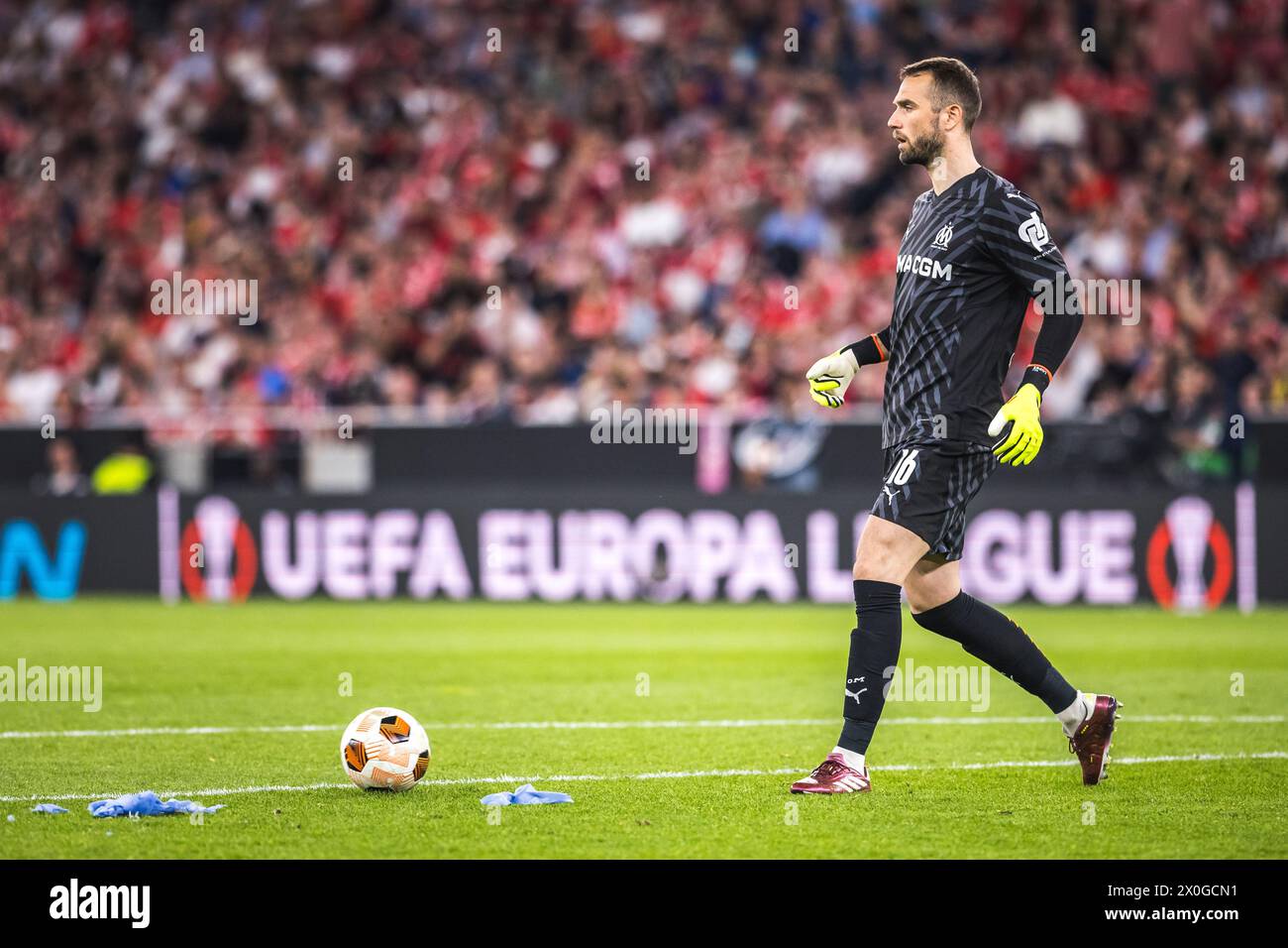 Lisbona, Portogallo. 11 aprile 2024. Pau Lopez, portiere dell'Olympique de Marseille in azione durante la partita di andata dei quarti di finale di UEFA Europa League tra SL Benfica e Olympique de Marseille all'Estadio da Luz di Lisbona. (Punteggio finale: SL Benfica 2 - 1 Olympique de Marseille) credito: SOPA Images Limited/Alamy Live News Foto Stock