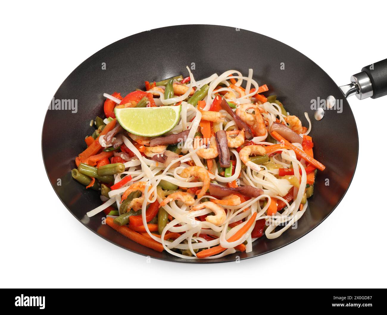 I gamberi mescolati friggono con spaghetti e verdure nel wok isolato su bianco Foto Stock