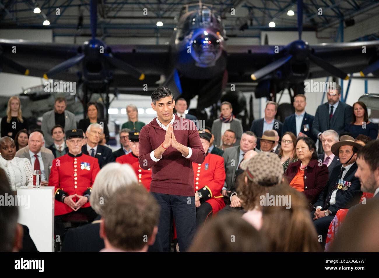 Il primo ministro Rishi Sunak durante un evento di domande e risposte al RAF Museum di Hendon, nel nord-ovest di Londra, mentre lancia un piano di occupazione che si impegna ad aiutare i veterani a garantire posti di lavoro altamente retribuiti dopo che hanno lasciato le forze armate. Data foto: Venerdì 12 aprile 2024. Foto Stock