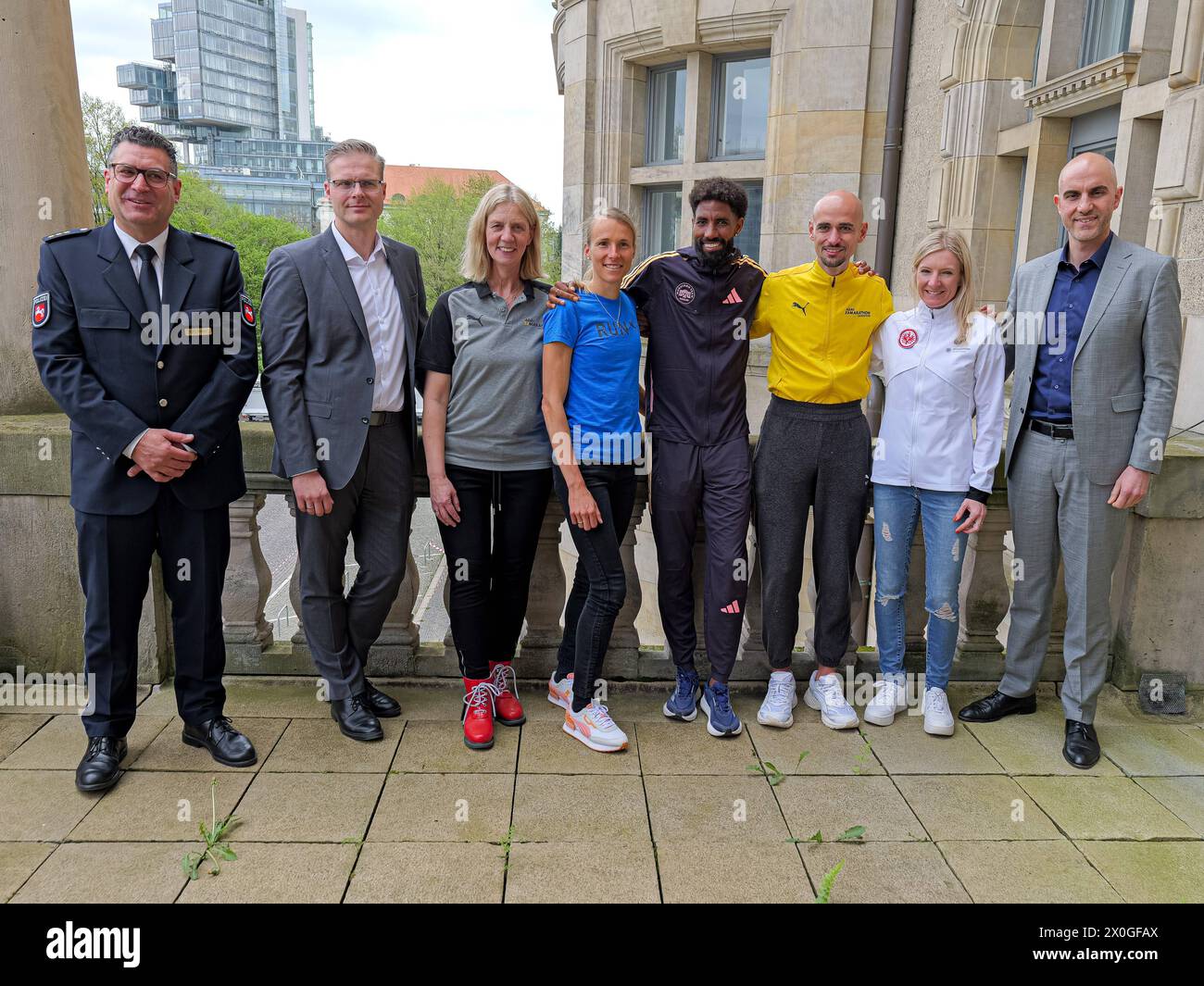 Auftakt-Pressekonferenz ADAC Marathon Hannover 2024 Gruppenbild mit Oberbürgermeister Belit Onay und den Spitzenläufern sowie Michael Weber Vorstandssprecher des ADAC Niedersachsen/Sachsen-Anhalt, Stefanie Eichel Veranstalterin, Bernd Kirschning Polizeidirektor und Einsatzleiter *** Kick-off conferenza stampa ADAC Marathon Hannover 2024 foto di gruppo con il sindaco Belit Onay e i top runner nonché Michael Weber presidente dell'ADAC bassa Sassonia Sassonia Sassonia Anhalt, Stefanie Eichel organizzatrice, Bernd Kirschning direttore della polizia e capo delle operazioni Copyright: xBerndxGüntherx Foto Stock