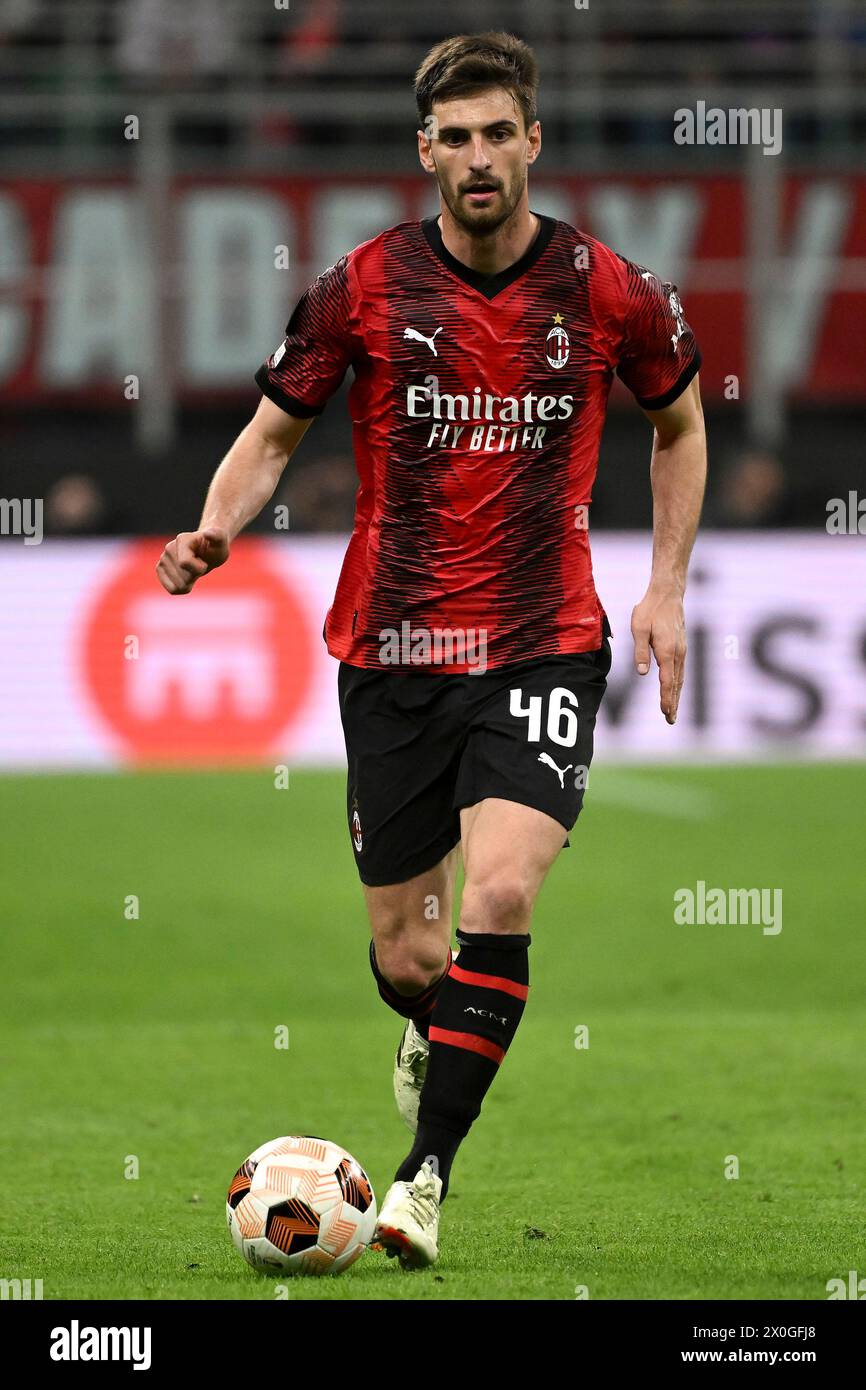 Matteo gabbia dell'AC Milan in azione durante la partita di Europa League tra l'AC Milan e L'AS Roma allo stadio San Siro di Milano (Italia), 11 aprile 2024. Foto Stock