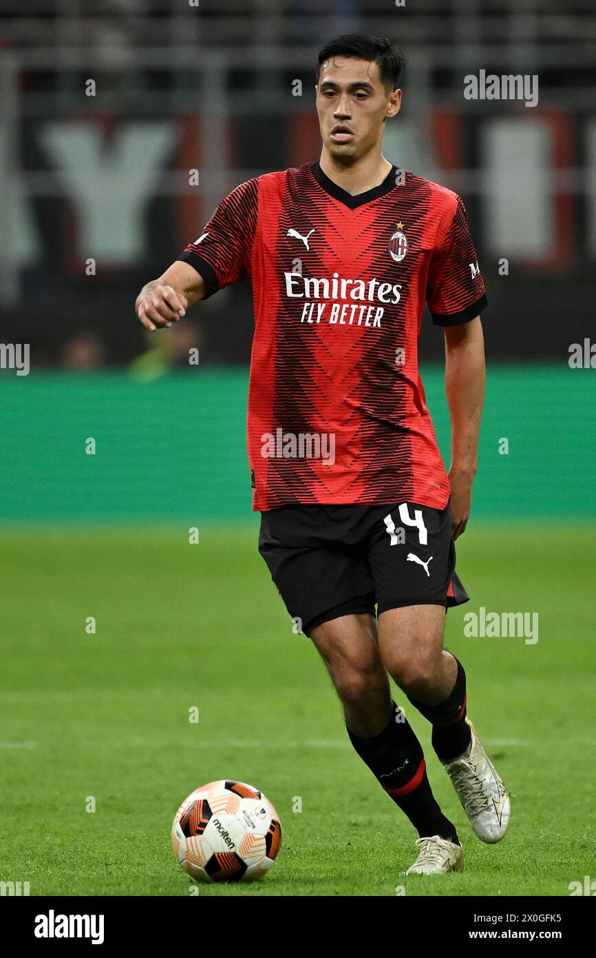 Tijjani Reijnders dell'AC Milan in azione durante la partita di Europa League tra l'AC Milan e L'AS Roma allo stadio San Siro di Milano, 11 aprile 2024. Foto Stock