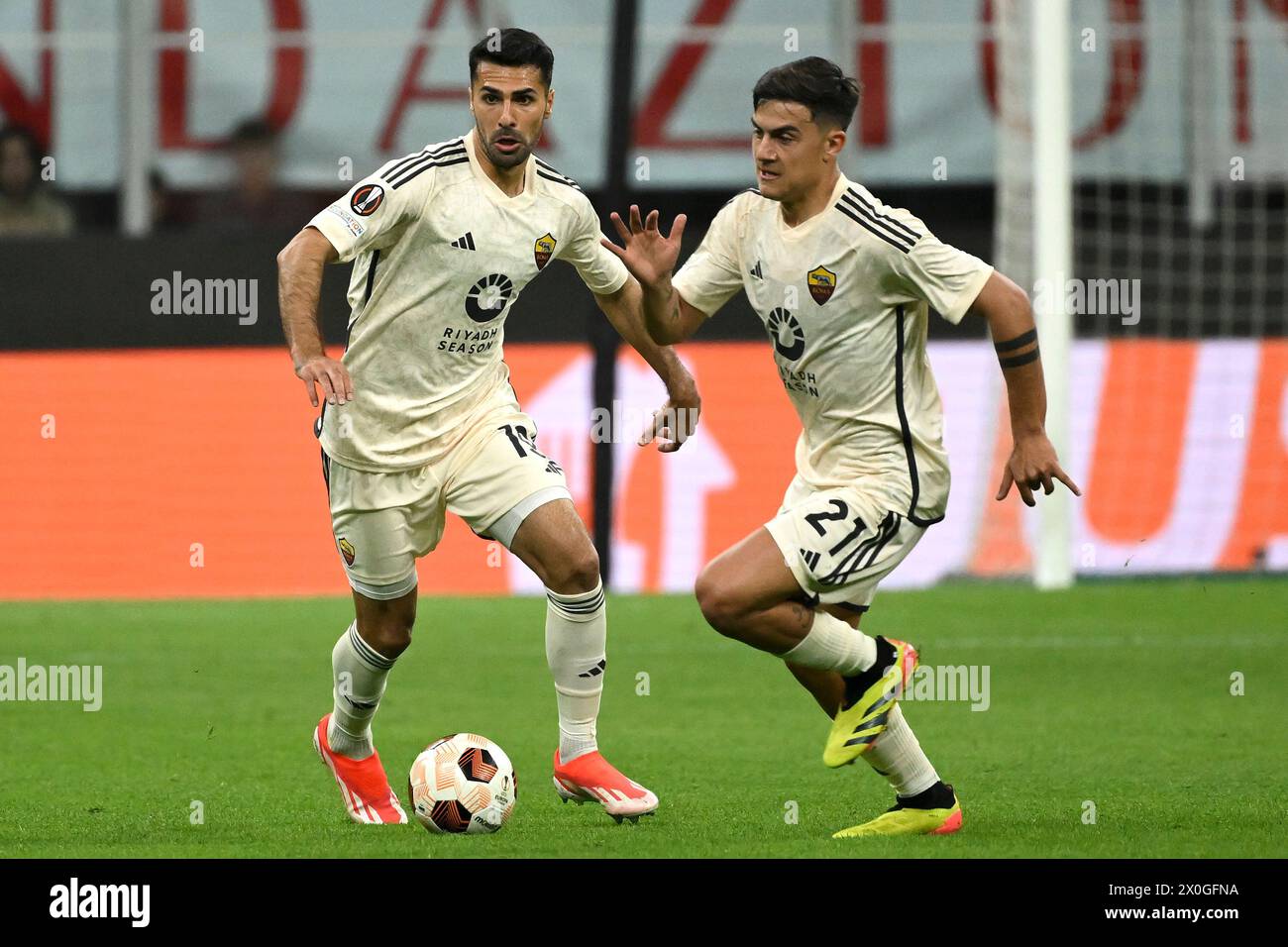 Mehmet Zeki Celik e Paulo Dybala dell'AS Roma durante la partita di calcio Europa League tra l'AC Milan e L'AS Roma allo stadio San Siro di Milano, 11 aprile 2024. Foto Stock