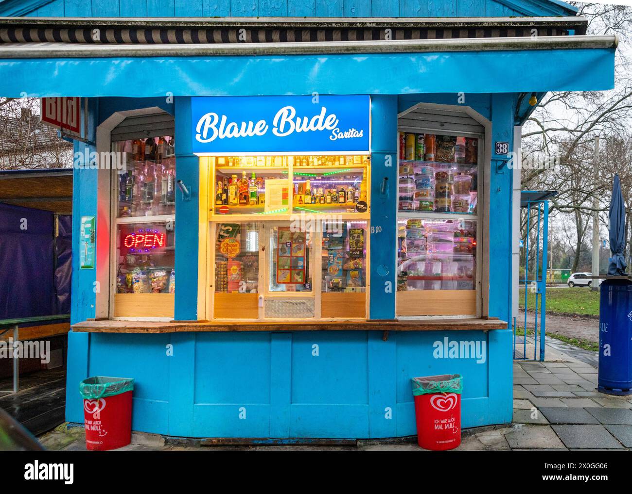 Blaue Bude, iconico chiosco blu e edicola che vende spuntini, bevande e giornali a Duisburg Ruhrort, Ruhr area, Germania Foto Stock