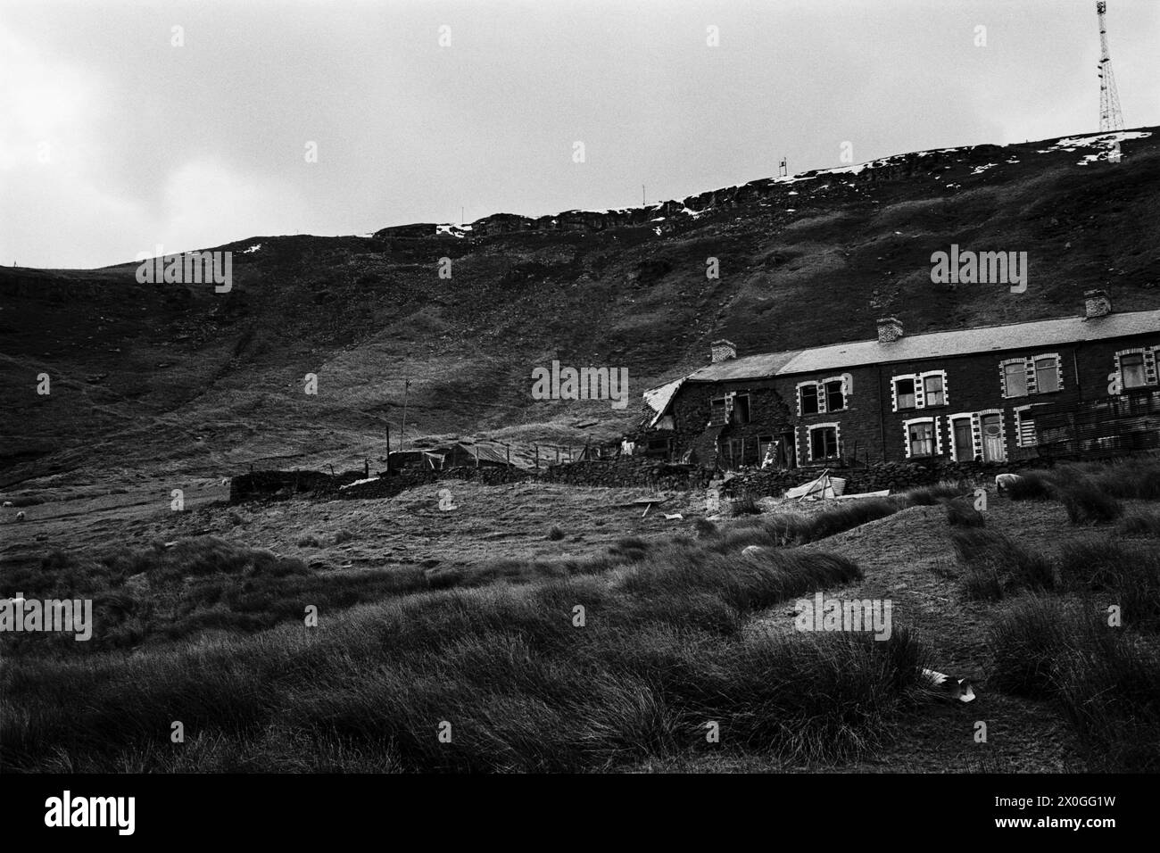 L'ex villaggio minerario di Troedrhiwfuwch in uno stato semi-abbandonato prima di essere demolito, Rhymney Valley, Galles del Sud, 1983 Foto Stock