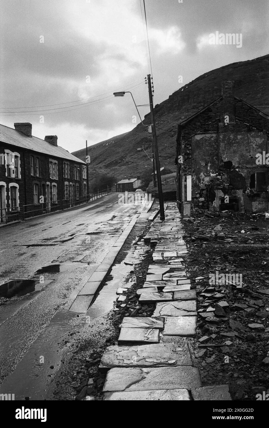 L'ex villaggio minerario di Troedrhiwfuwch in uno stato semi-abbandonato prima di essere demolito, Rhymney Valley, Galles del Sud, 1983 Foto Stock