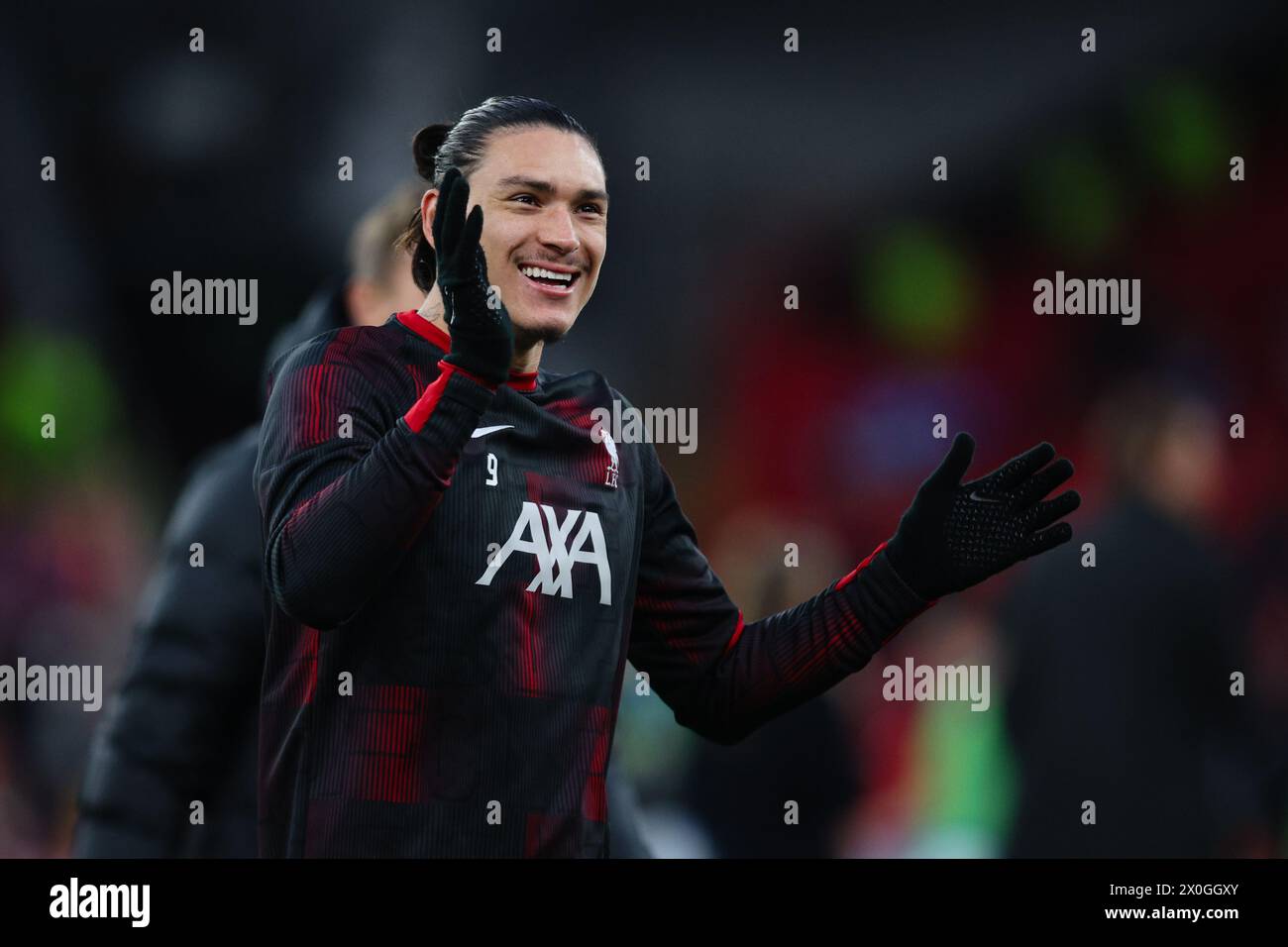 LIVERPOOL, Regno Unito - 11 aprile 2024: Darwin Nunez di Liverpool premia i tifosi prima della partita di andata e ritorno di UEFA Europa League tra Live Foto Stock