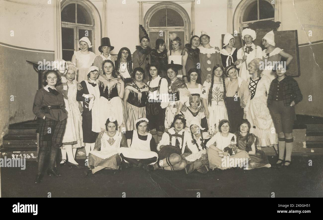 Ballo di Carnevale per una classe di ragazze di circa 16 anni, nane, arlequins, Seppeln bavarese, coquettes, grandi dame, cuochi e cameriere. Ragazze in ruoli maschili e femminili. Tuttavia, quasi tutti sembrano divertirsi e sembrano esserci anche abbinamenti. [traduzione automatizzata] Foto Stock