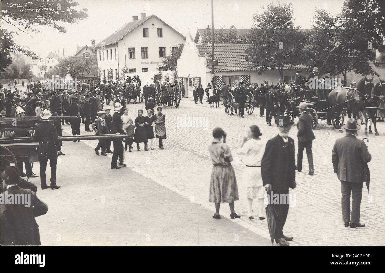 I vigili del fuoco provenienti dall'area circostante e dalla città presentano le loro attrezzature in una parata. In Pfaffenhofen an der ILM, 1920. [traduzione automatica] Foto Stock