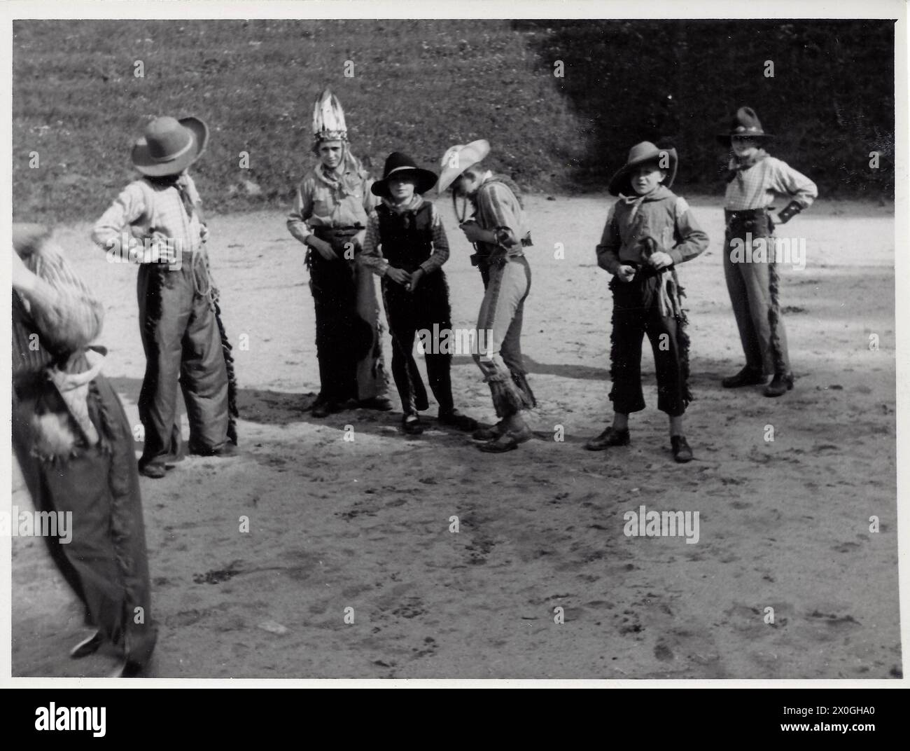 Un gruppo di bambini vestiti gioca cowboy e indiani. Luogo sconosciuto, 1965. [traduzione automatica] Foto Stock