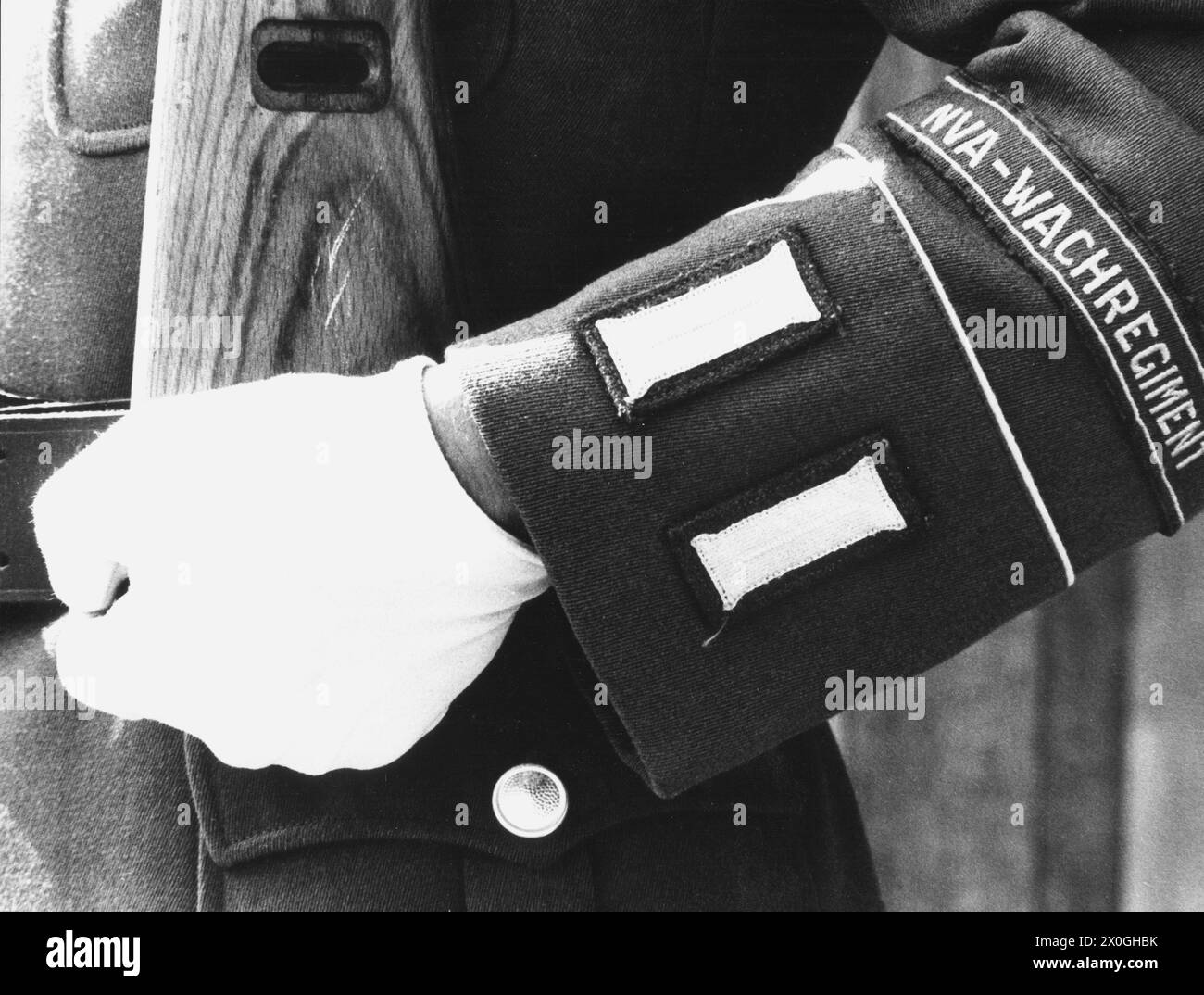 Primo piano della manica uniforme di un soldato NVA. [traduzione automatica] Foto Stock