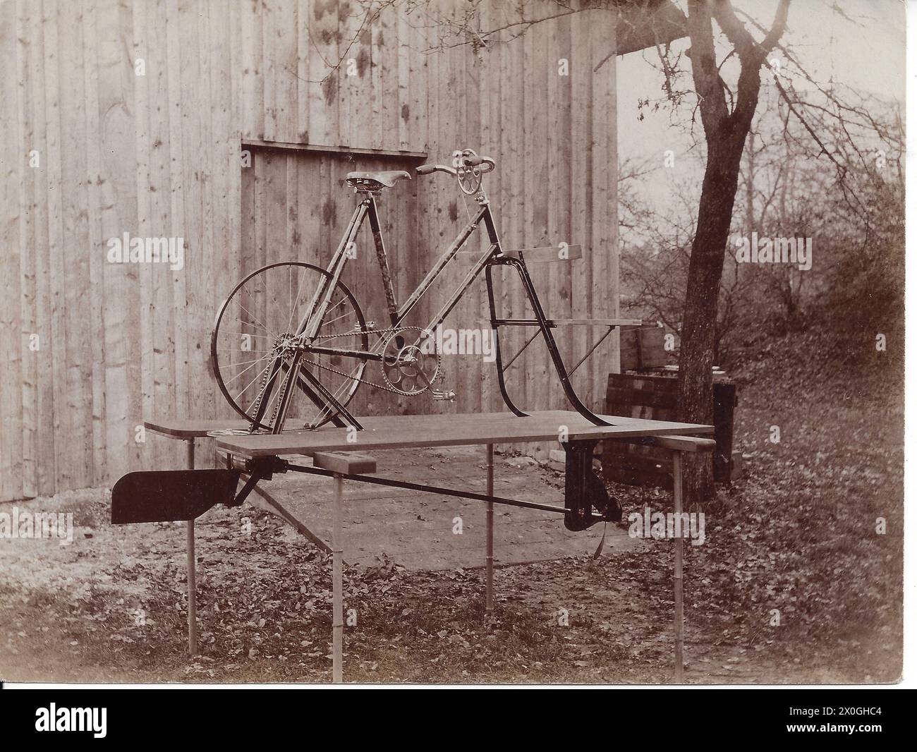 Vista di una bicicletta in un luogo sconosciuto nel 1910, in piedi su due blocchi, con cui si può mettere un albero motore su di esso per poter cavalcare sull'acqua. Alla forcella è montato un sedile per un passeggero [traslazione automatica] Foto Stock