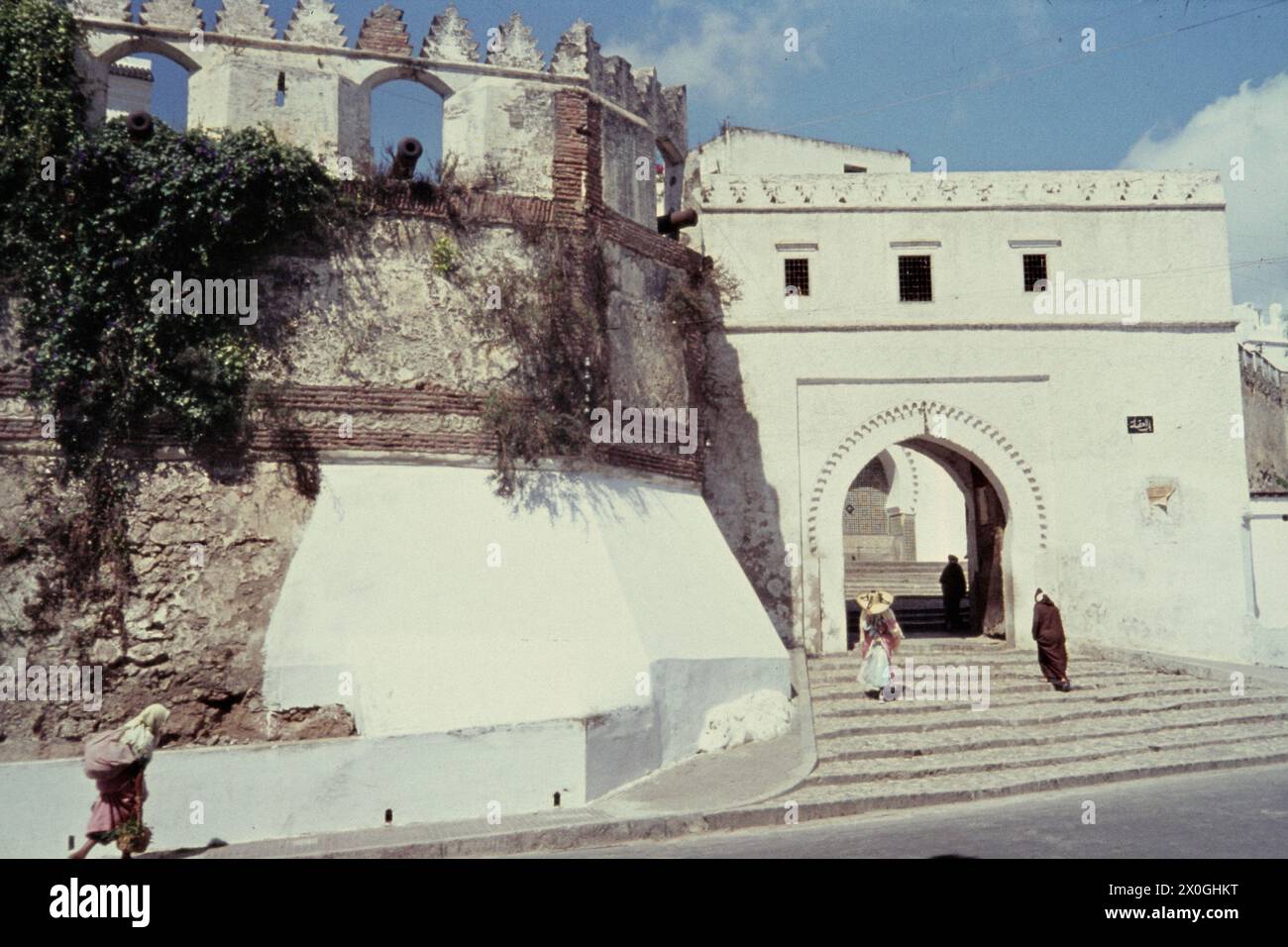 "Donne marocchine sui gradini di fronte al "cancello del re" Bab el Okla a Tetuan. [traduzione automatizzata]' Foto Stock