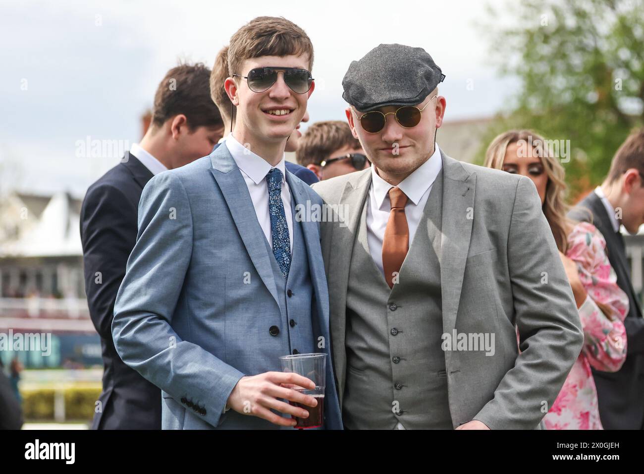 Racegoers durante il Randox Grand National 2024 Ladies Day all'Aintree Racecourse, Liverpool, Regno Unito, 12 aprile 2024 (foto di Mark Cosgrove/News Images) Foto Stock