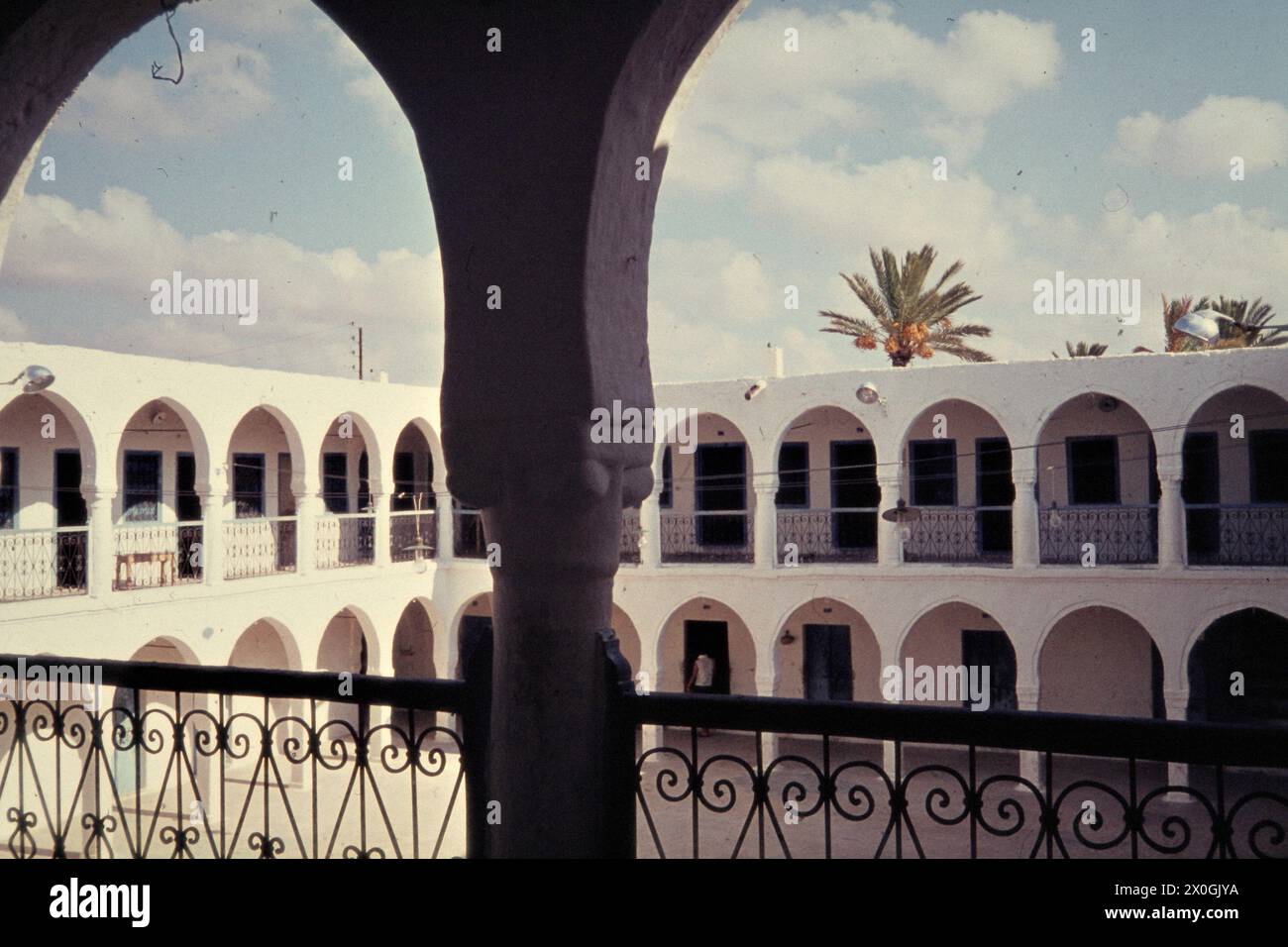 Un caravanserai a due piani - un ostello per i viaggiatori caravan - a Djerba. [traduzione automatica] Foto Stock