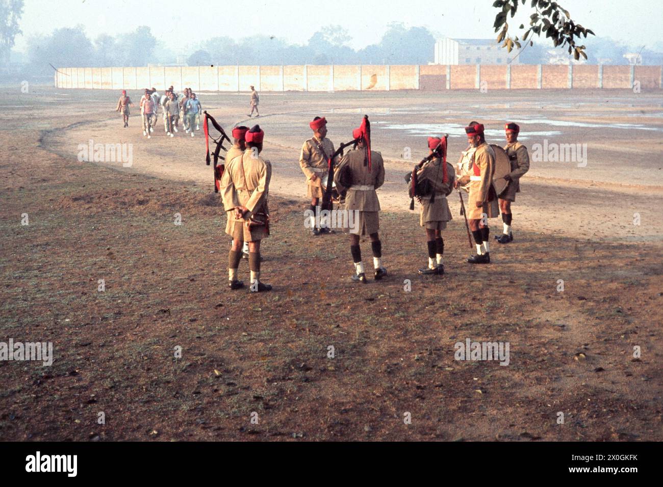 I membri di un reggimento pratica insaccatura nel cortile della caserma di Gorakhpur. [traduzione automatica] Foto Stock