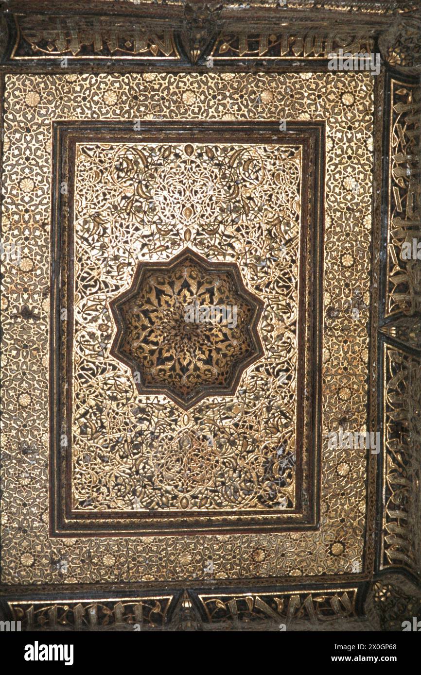 Soffitto intarsiato decorato artisticamente nella Moschea al-Muaijad al Cairo. [traduzione automatizzata] Foto Stock