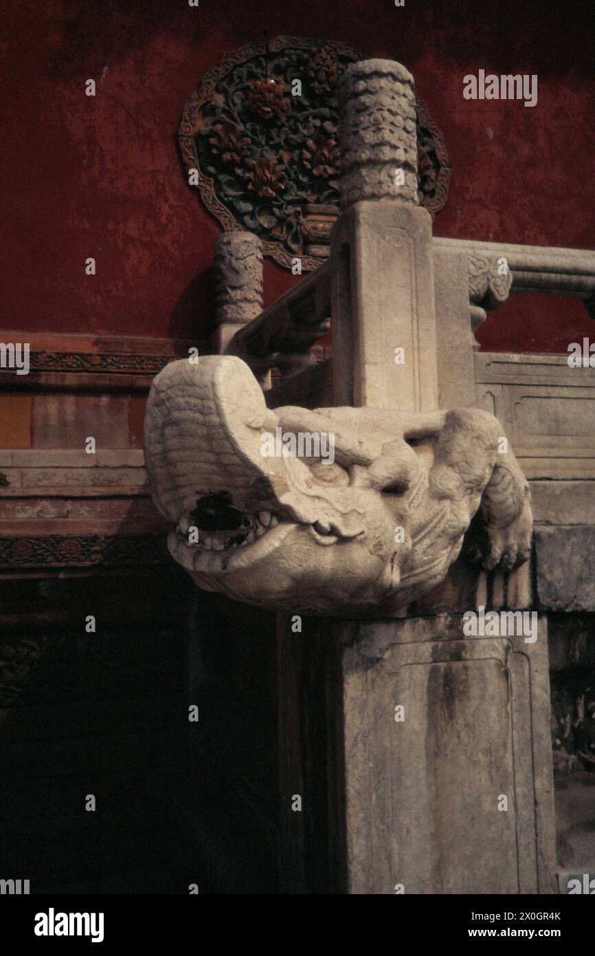 Scultura della testa di una creatura mitica alla porta della purezza divina uomini Qianqing nella Città Proibita di Pechino. [traduzione automatica] Foto Stock