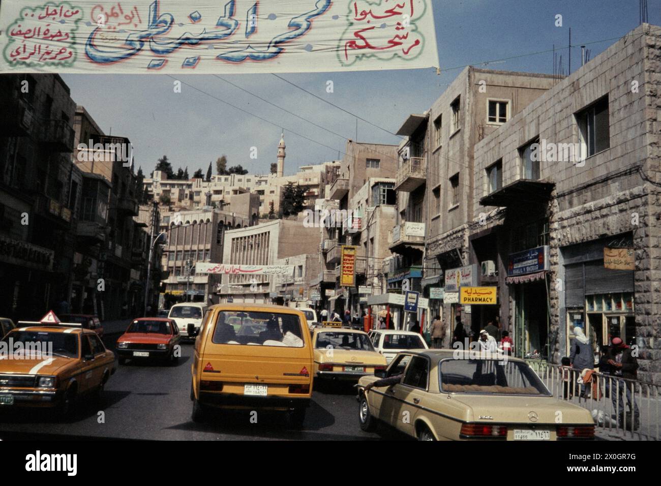 Veicoli sulla King Faisal Road ad Amman, Giordania. [traduzione automatica] Foto Stock